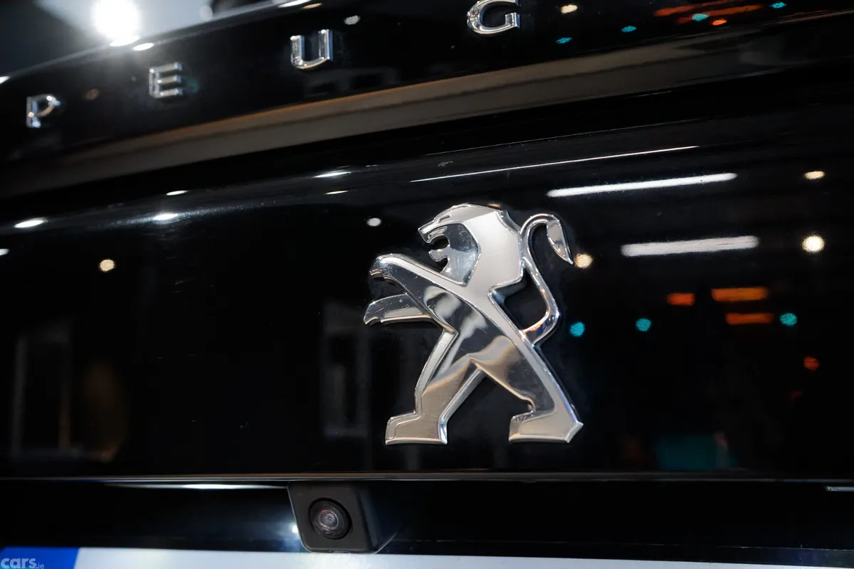 Peugeot 2008 MPV, Diesel, 2021, Black