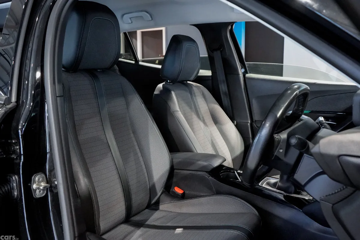 Peugeot 2008 MPV, Diesel, 2021, Black