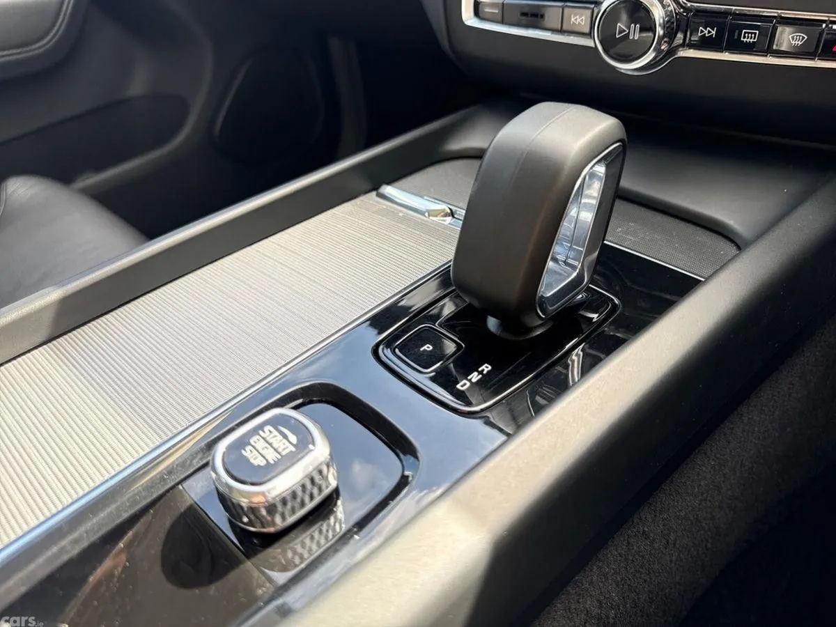 Volvo XC60 SUV, Petrol Plug-in Hybrid, 2023, Blue