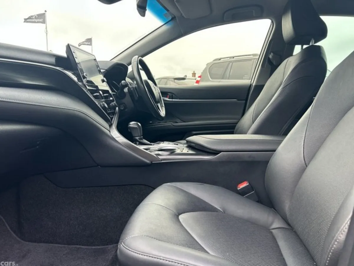 Toyota Camry Saloon, Petrol Hybrid, 2023, Silver