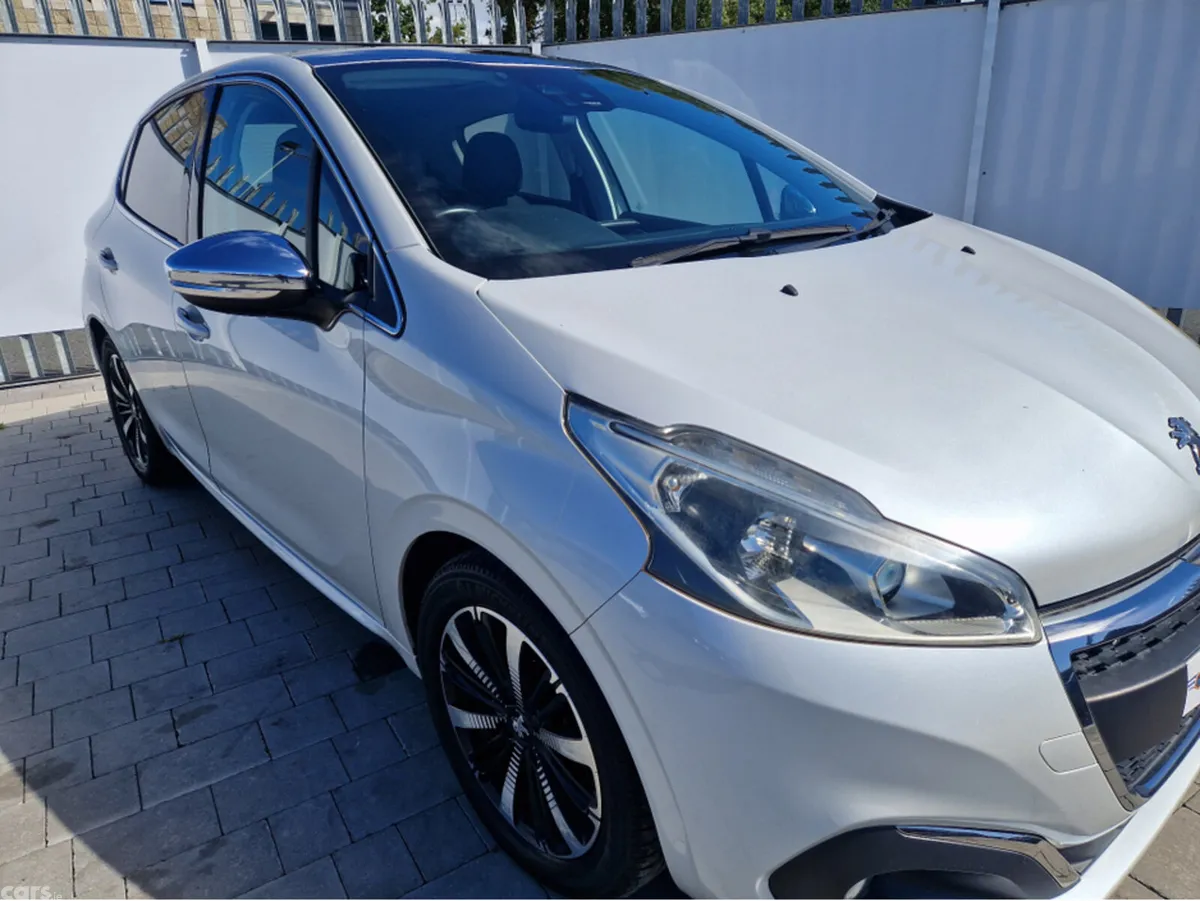 Peugeot 208 Hatchback, Petrol, 2017, White