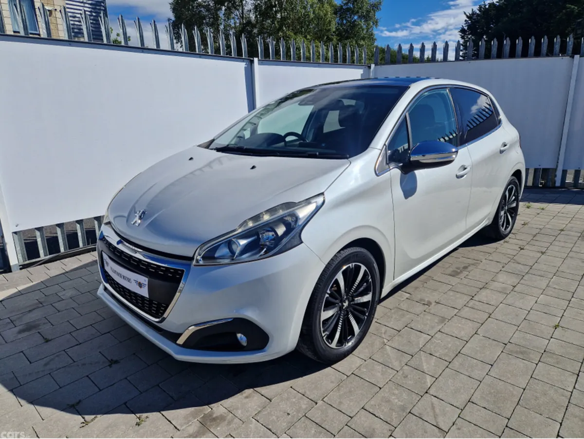 Peugeot 208 Hatchback, Petrol, 2017, White