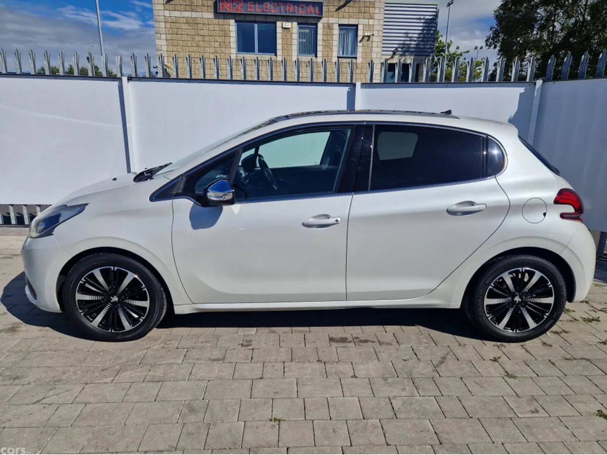 Peugeot 208 Hatchback, Petrol, 2017, White
