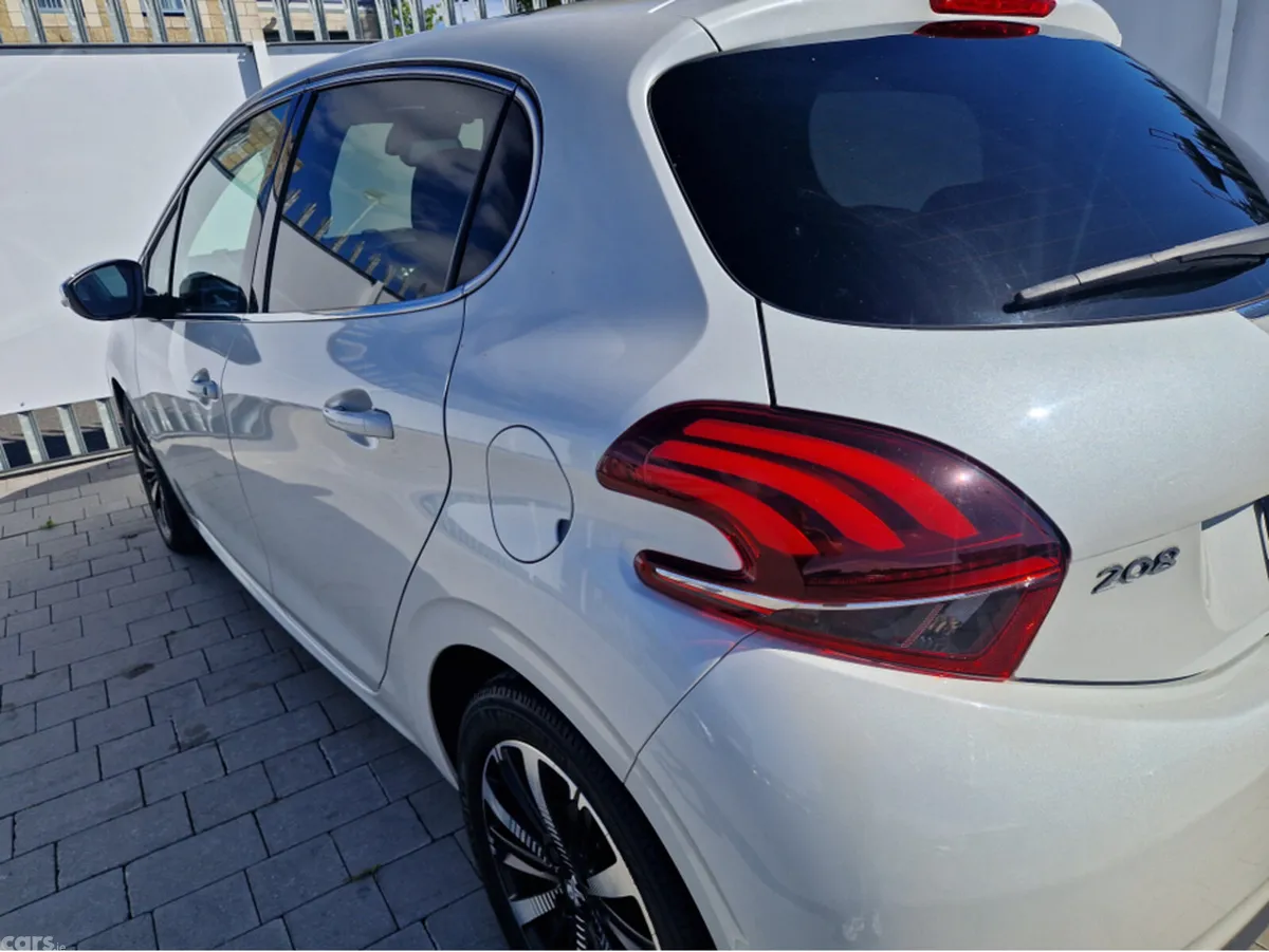 Peugeot 208 Hatchback, Petrol, 2017, White