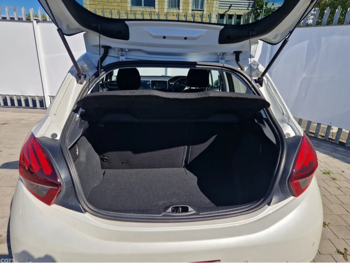 Peugeot 208 Hatchback, Petrol, 2017, White