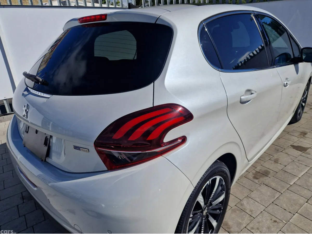Peugeot 208 Hatchback, Petrol, 2017, White