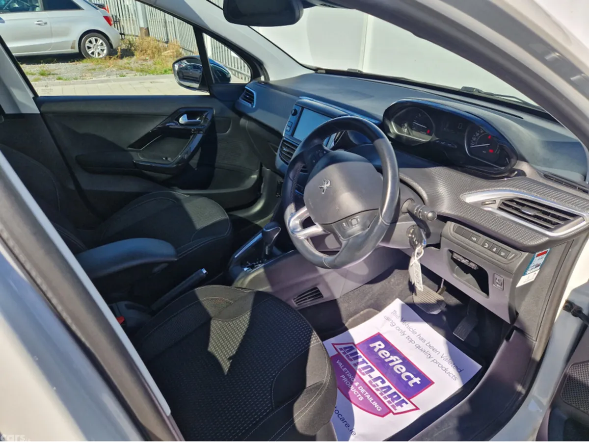 Peugeot 208 Hatchback, Petrol, 2017, White