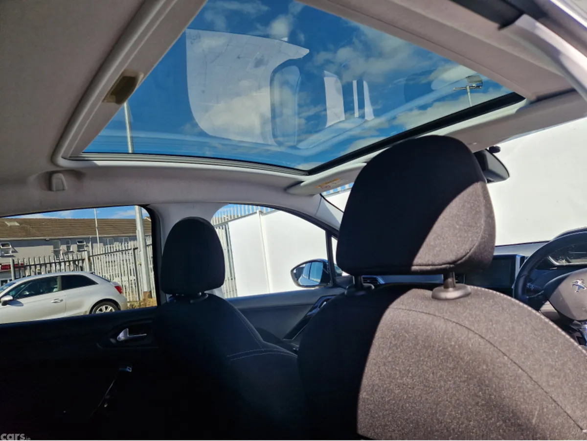 Peugeot 208 Hatchback, Petrol, 2017, White
