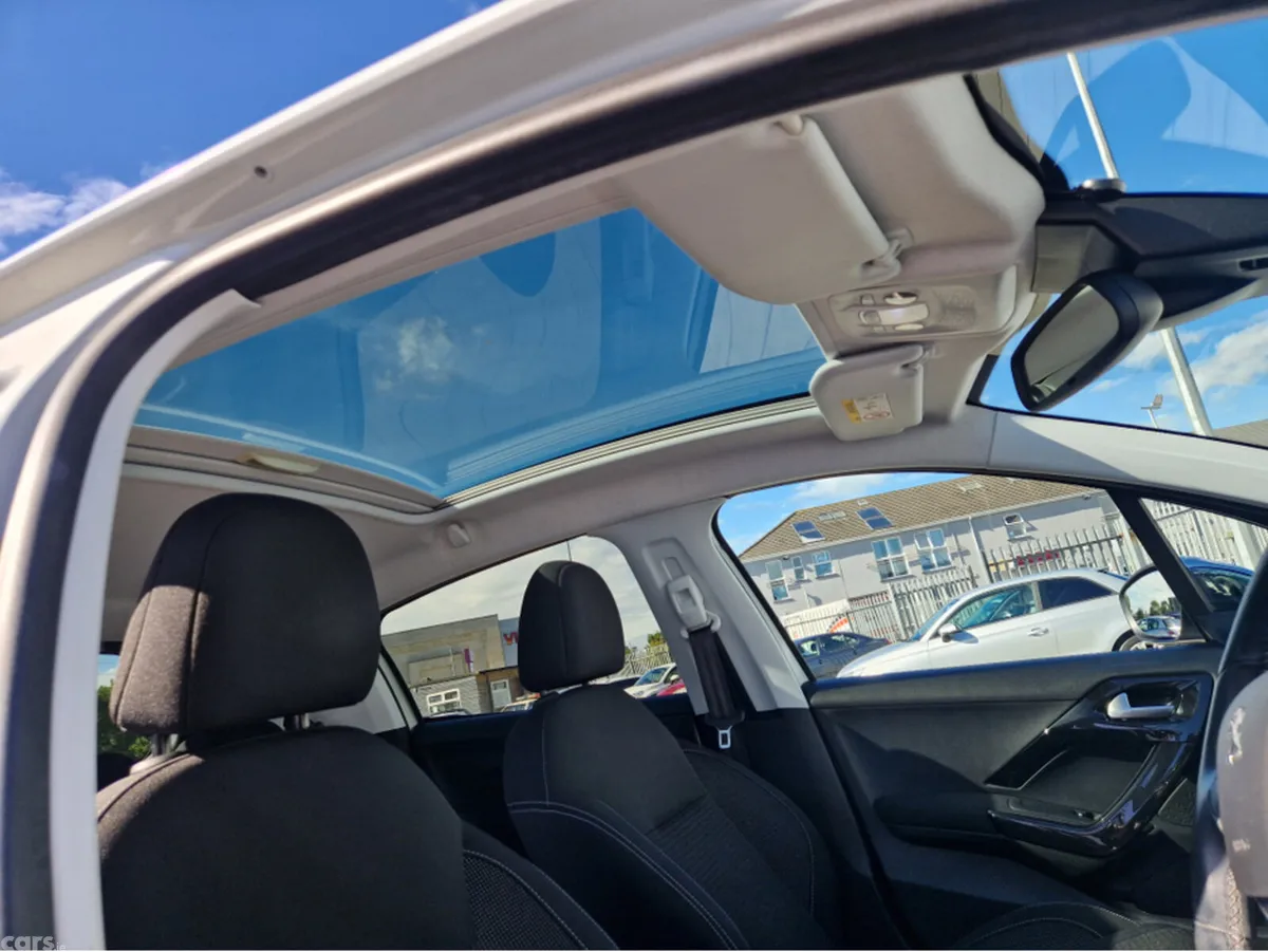 Peugeot 208 Hatchback, Petrol, 2017, White