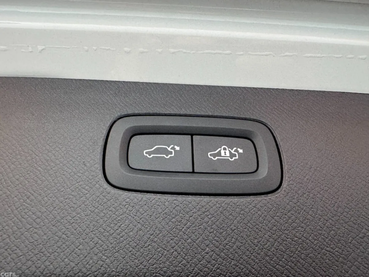 Volvo XC90 SUV, Petrol Hybrid, 2023, White