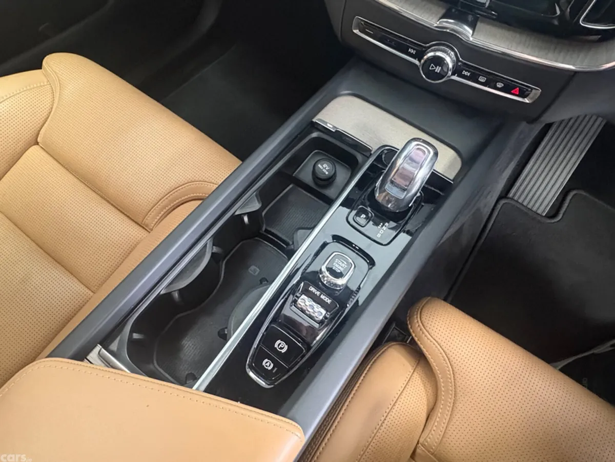 Volvo XC60 SUV, Petrol Plug-in Hybrid, 2017, White
