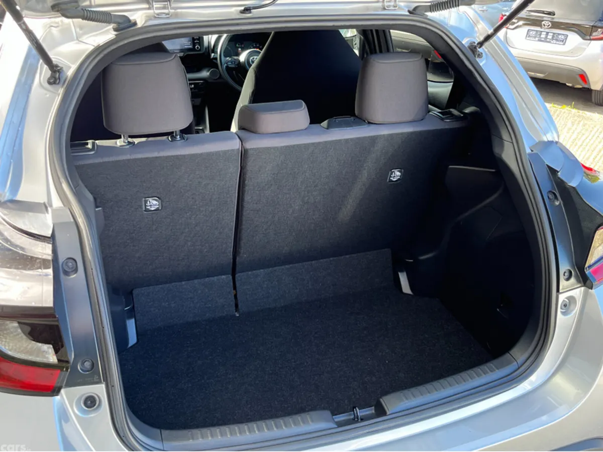 Toyota Yaris Hatchback, Petrol Hybrid, 2023, Silver