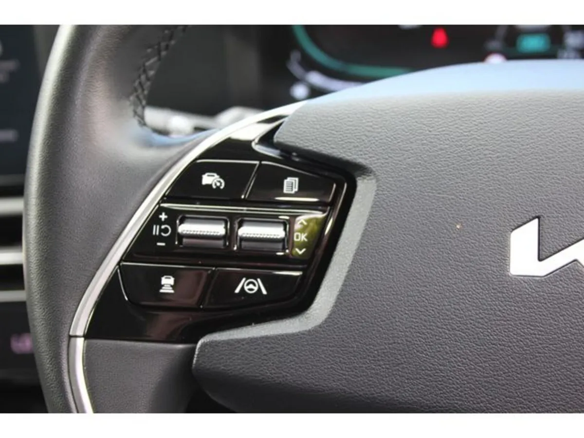 Kia Niro SUV, Petrol Hybrid, 2023, Red