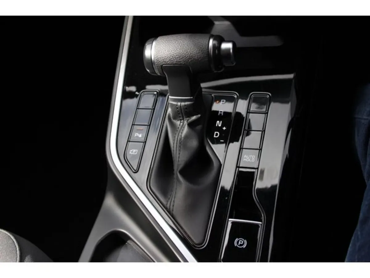 Kia Niro SUV, Petrol Hybrid, 2023, Red