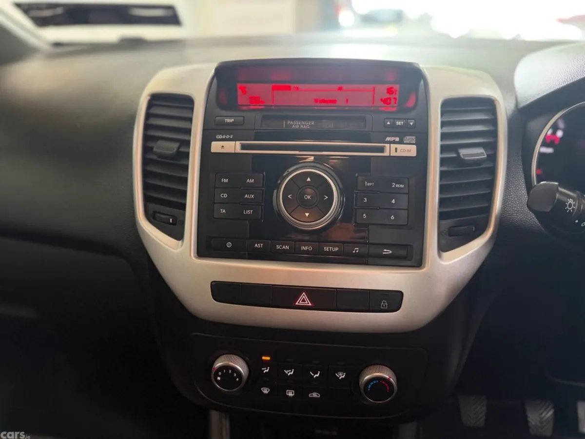 Kia Venga MPV, Petrol, 2017, Red