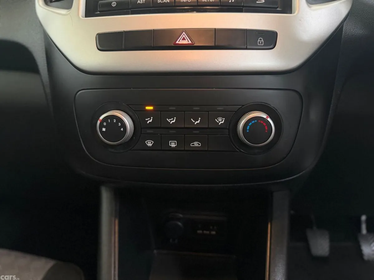 Kia Venga MPV, Petrol, 2017, Red