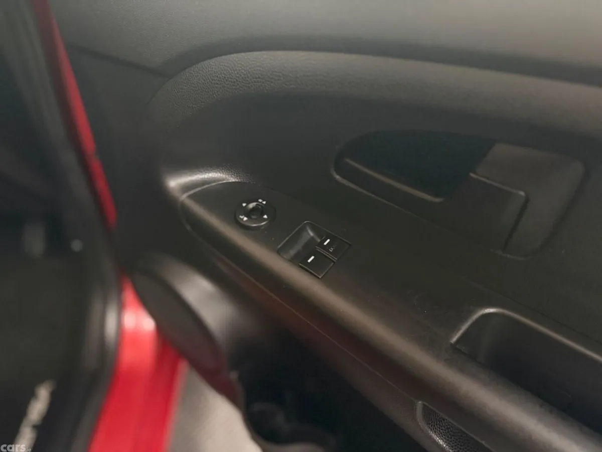 Kia Venga MPV, Petrol, 2017, Red