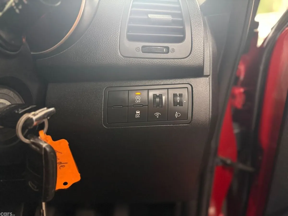 Kia Venga MPV, Petrol, 2017, Red