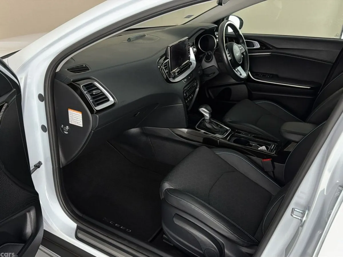 Kia XCeed Hatchback, Petrol Plug-in Hybrid, 2024, White