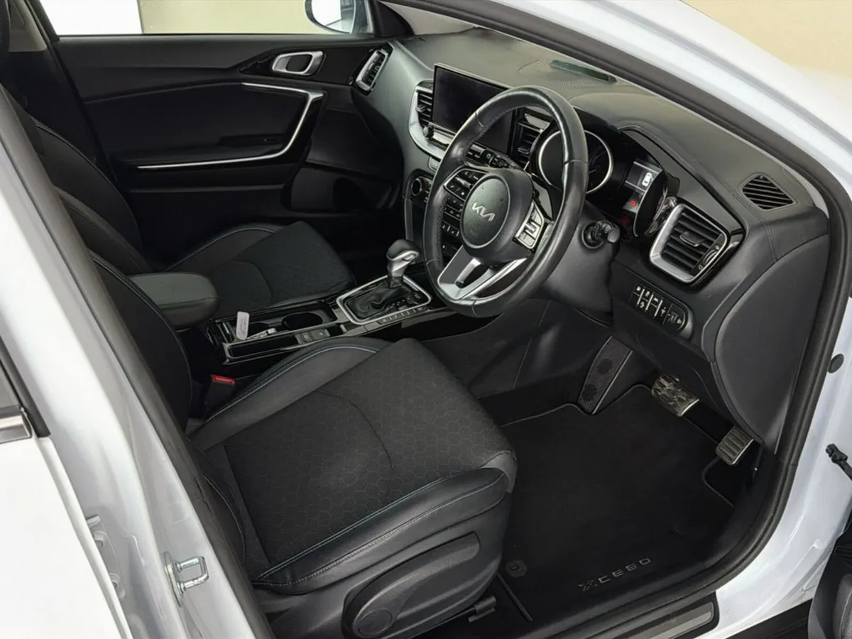 Kia XCeed Hatchback, Petrol Plug-in Hybrid, 2024, White
