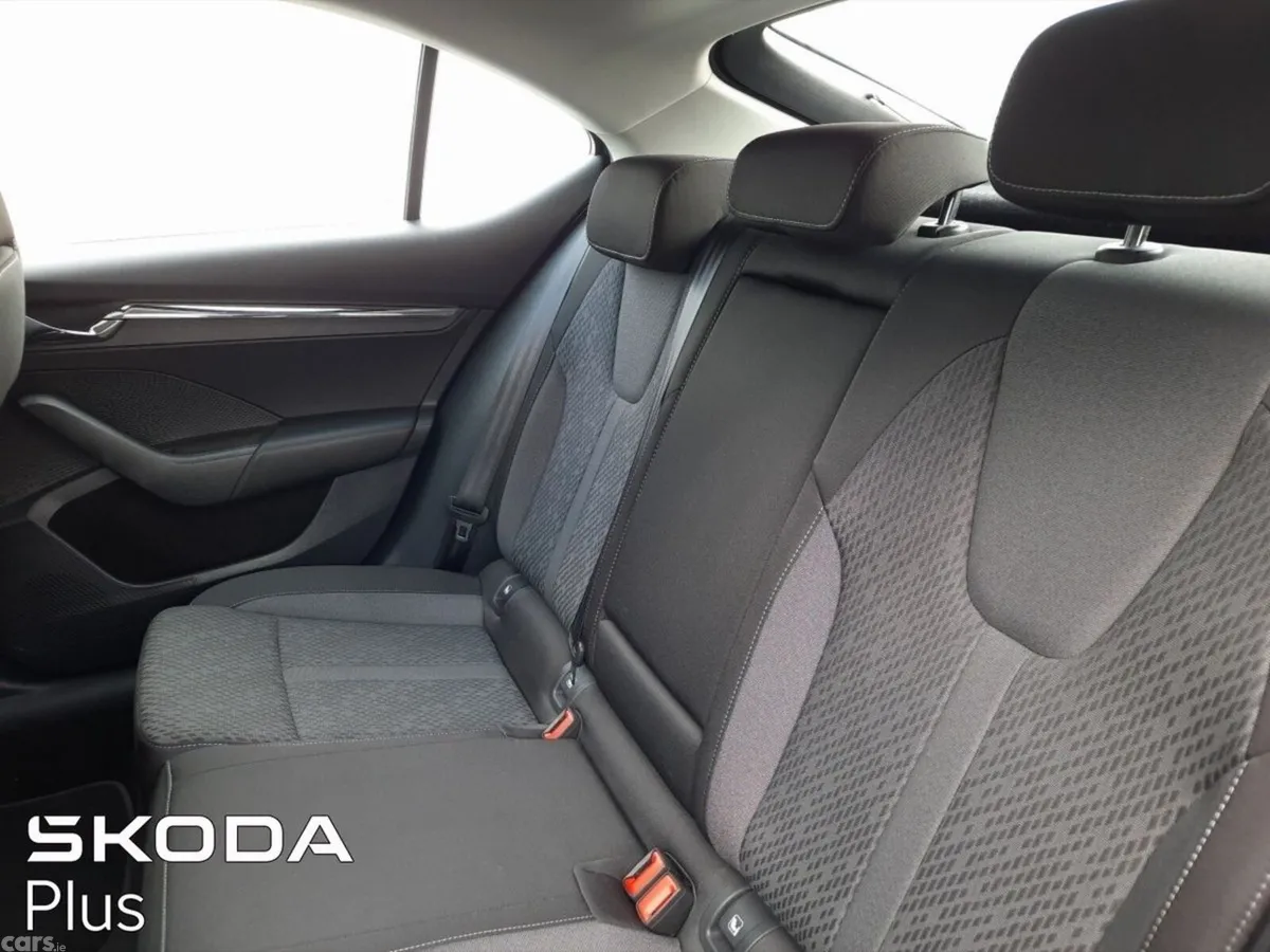 Skoda Octavia Saloon, Diesel, 2023, Blue
