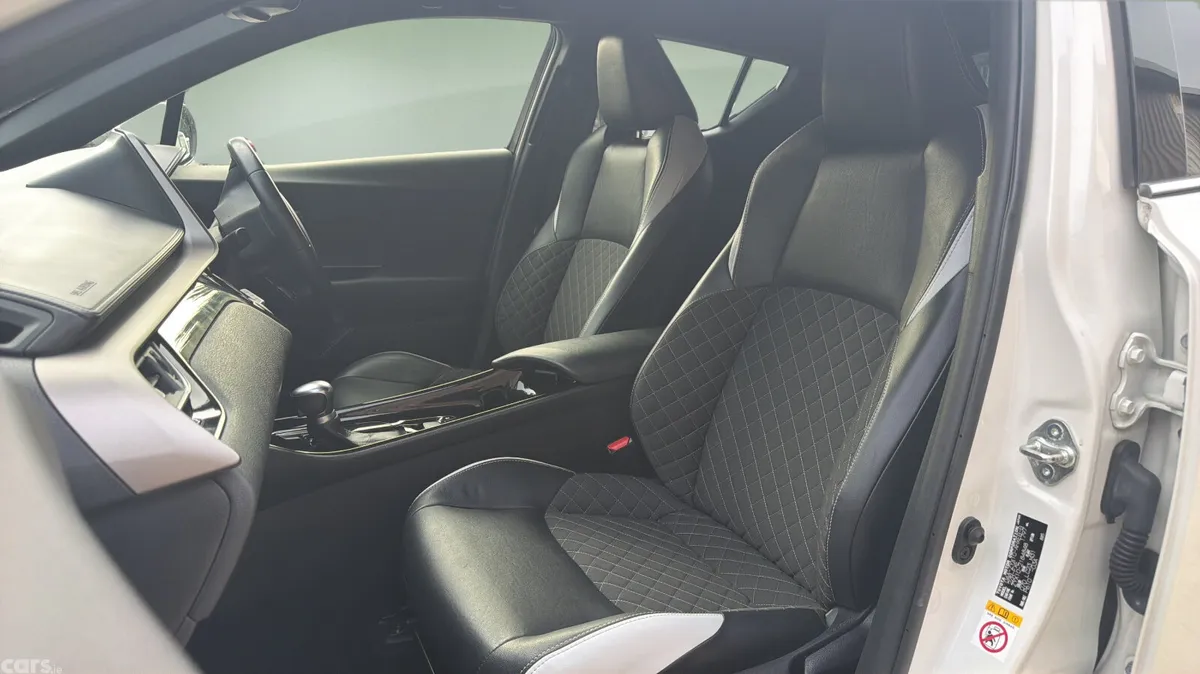 Toyota C-HR SUV, Petrol Hybrid, 2019, White