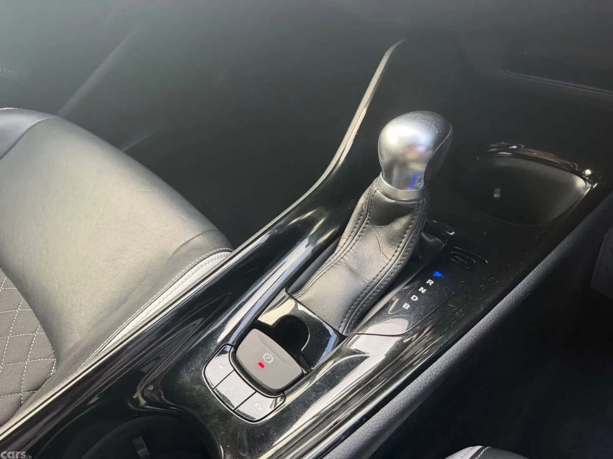 Toyota C-HR SUV, Petrol Hybrid, 2019, White