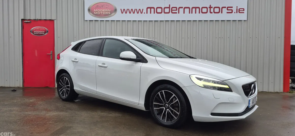 Volvo V40 Hatchback, Petrol, 2019, White