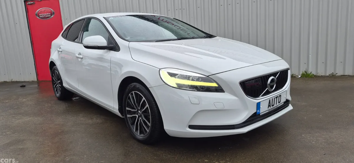 Volvo V40 Hatchback, Petrol, 2019, White