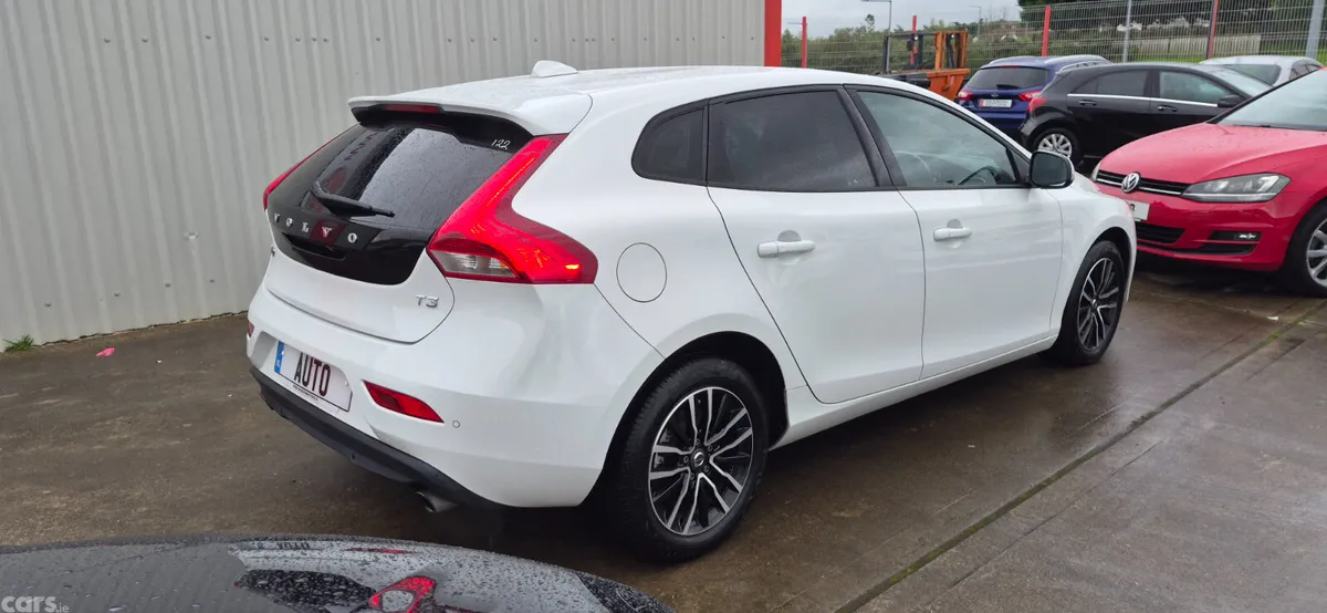 Volvo V40 Hatchback, Petrol, 2019, White