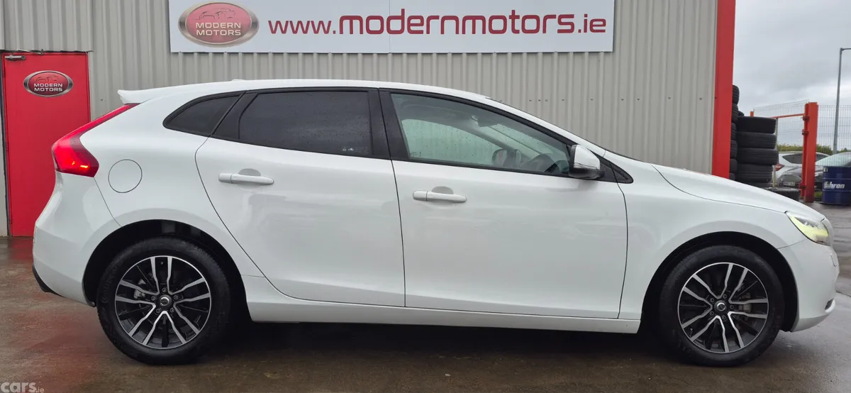 Volvo V40 Hatchback, Petrol, 2019, White