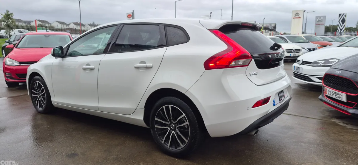 Volvo V40 Hatchback, Petrol, 2019, White