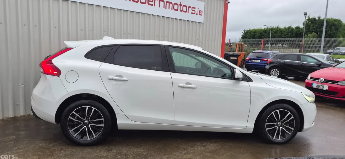 Volvo V40 Hatchback, Petrol, 2019, White