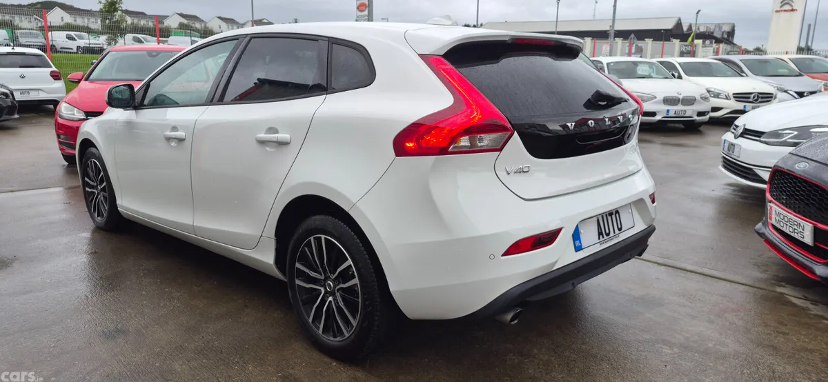 Volvo V40 Hatchback, Petrol, 2019, White