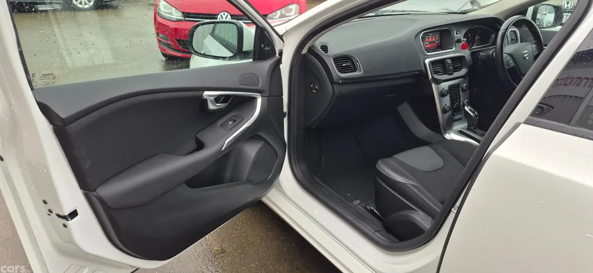 Volvo V40 Hatchback, Petrol, 2019, White