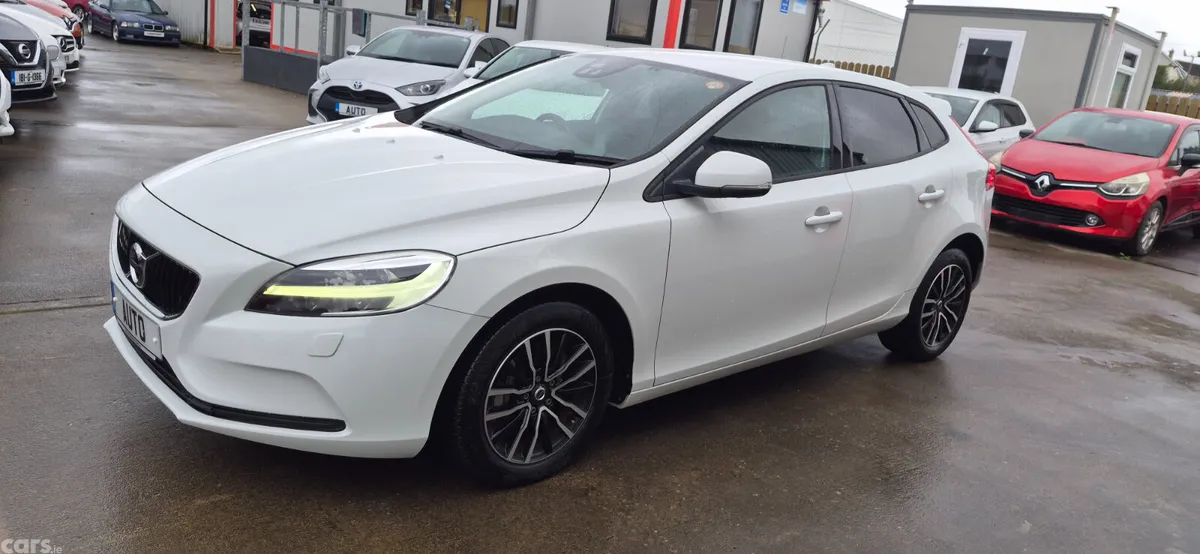 Volvo V40 Hatchback, Petrol, 2019, White