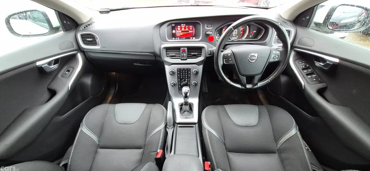 Volvo V40 Hatchback, Petrol, 2019, White
