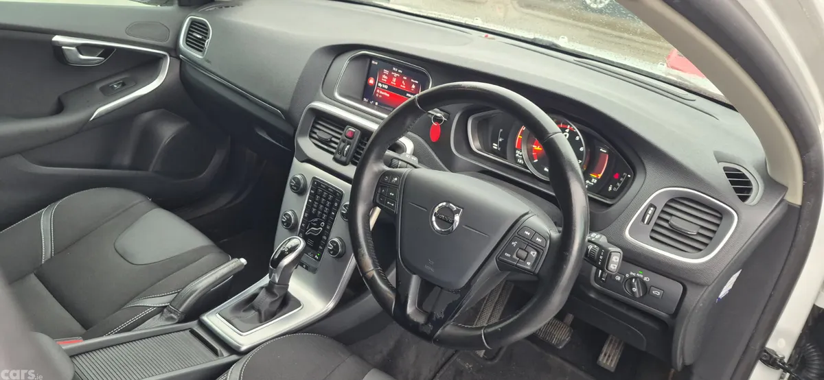 Volvo V40 Hatchback, Petrol, 2019, White