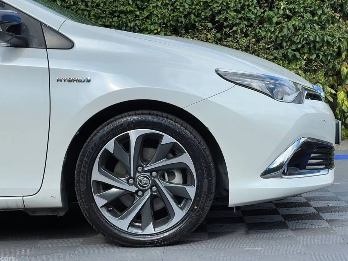 Toyota Auris Hatchback, Petrol Hybrid, 2017, White
