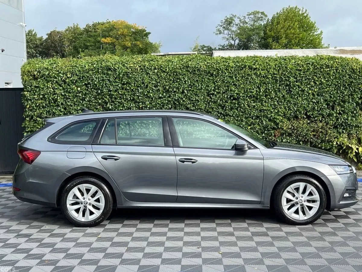 Skoda Octavia Estate, Diesel, 2023, Grey