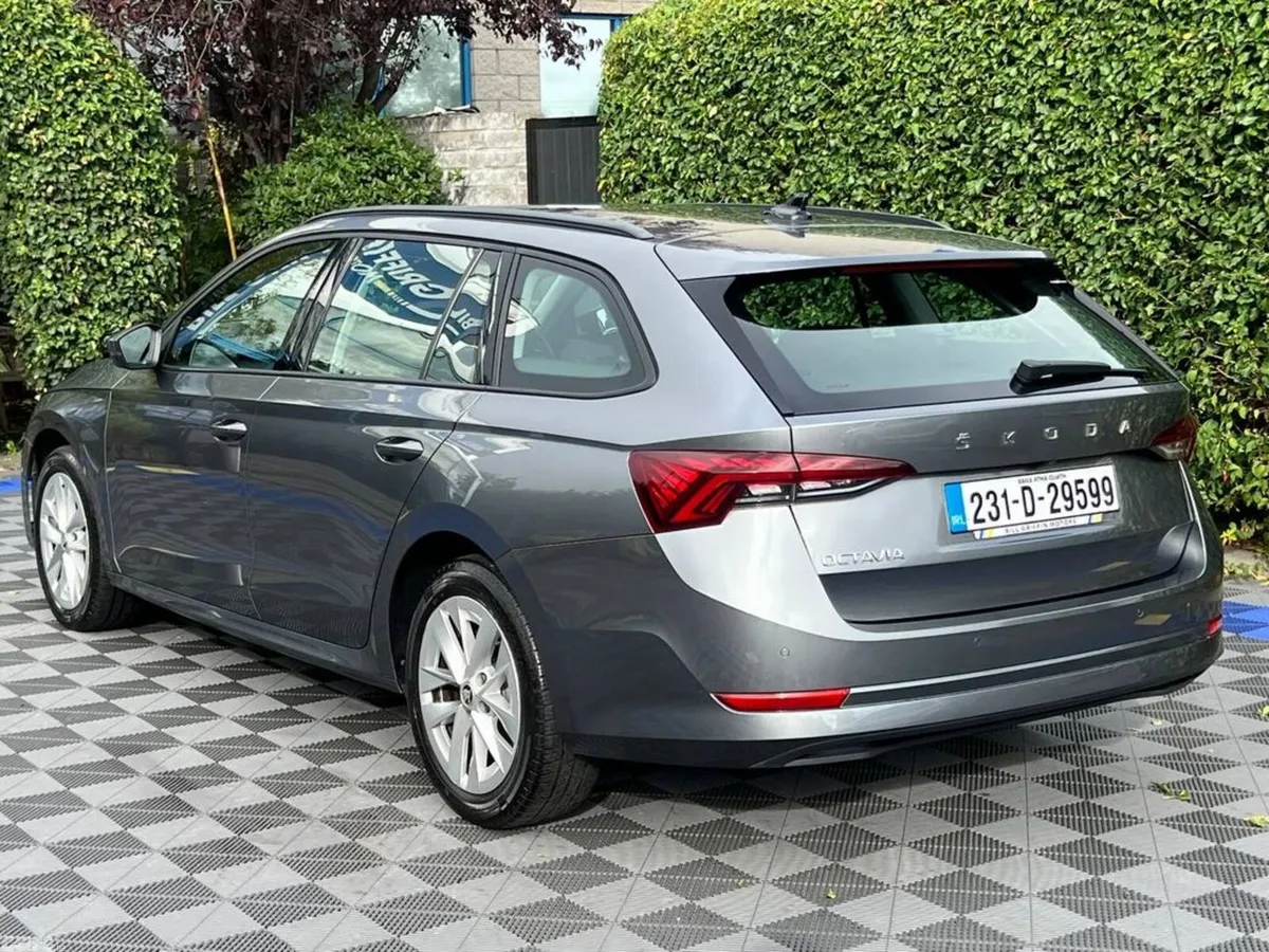 Skoda Octavia Estate, Diesel, 2023, Grey