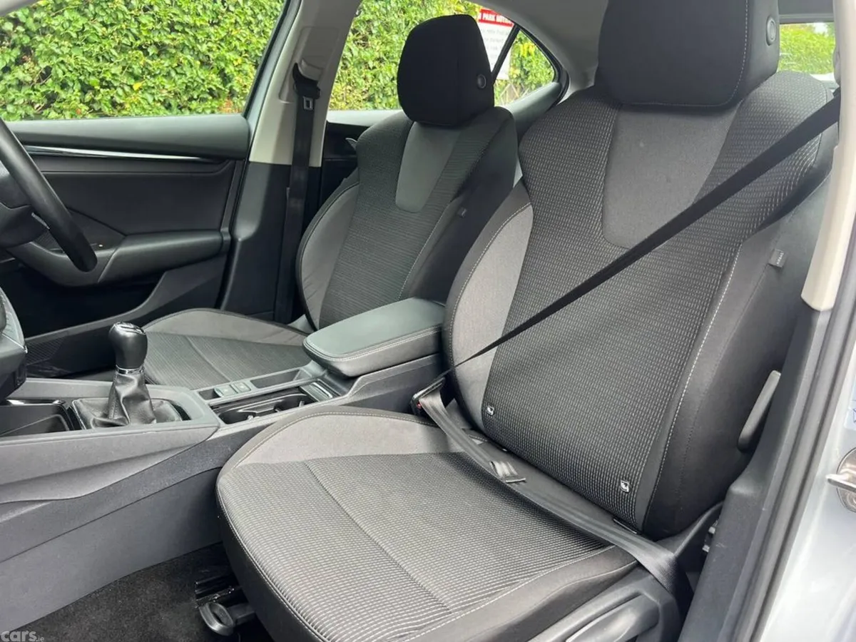 Skoda Octavia Saloon, Diesel, 2022, Grey