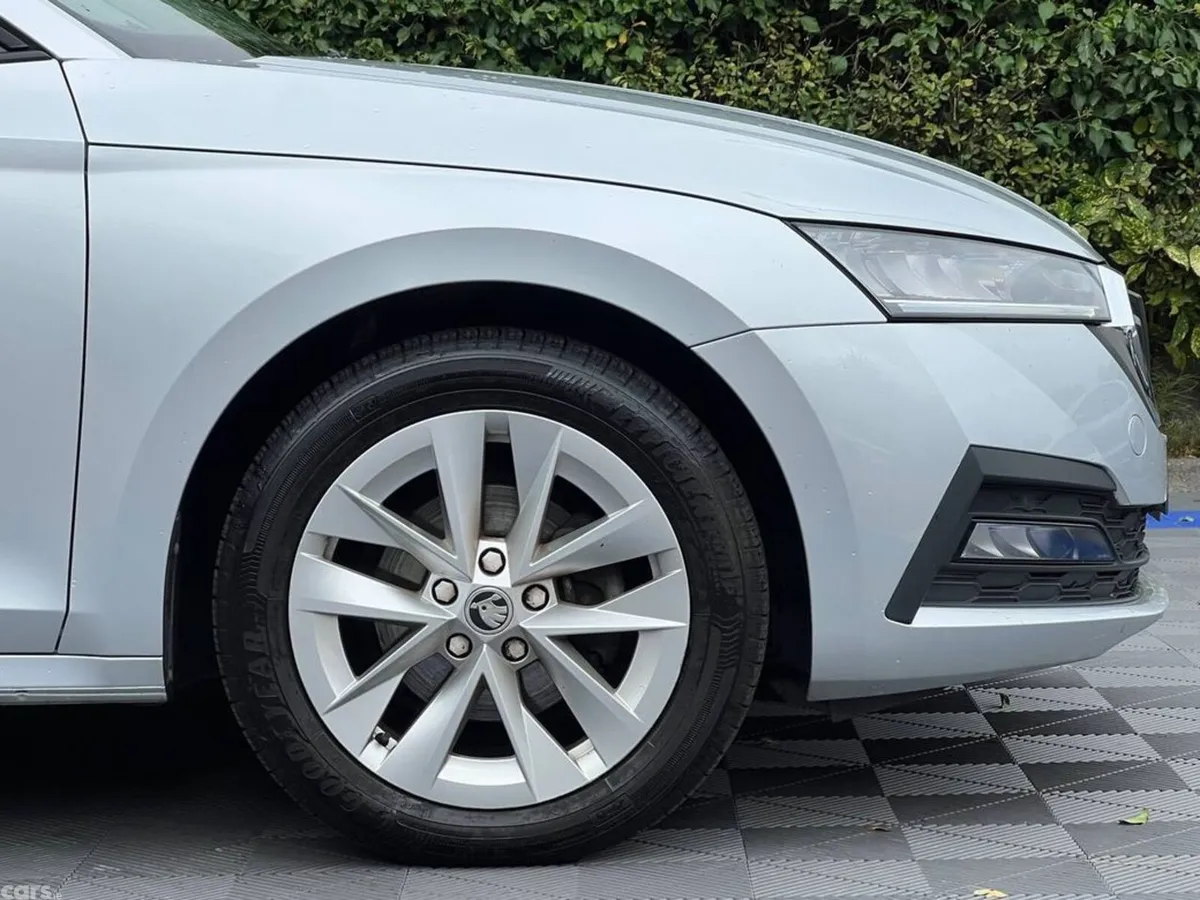 Skoda Octavia Saloon, Diesel, 2022, Grey