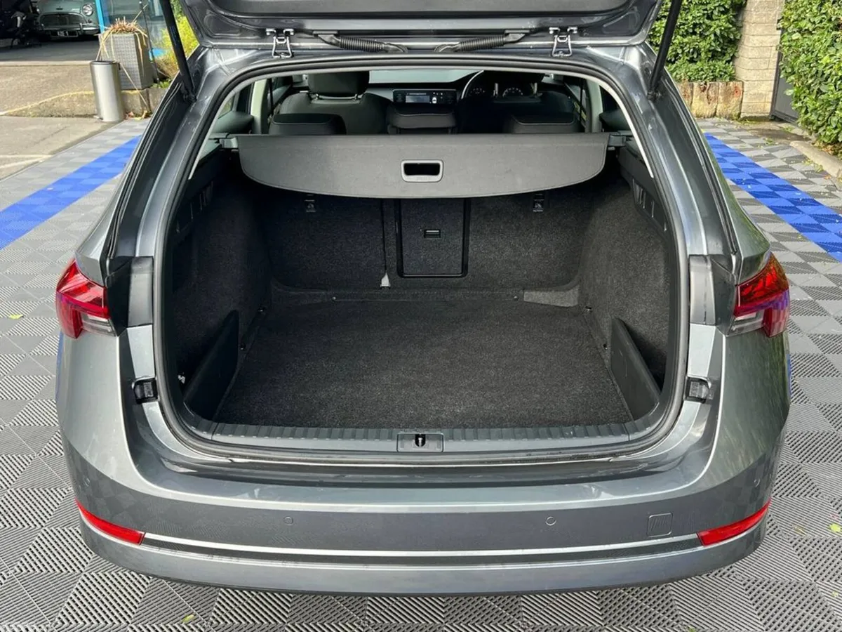Skoda Octavia Estate, Diesel, 2023, Grey