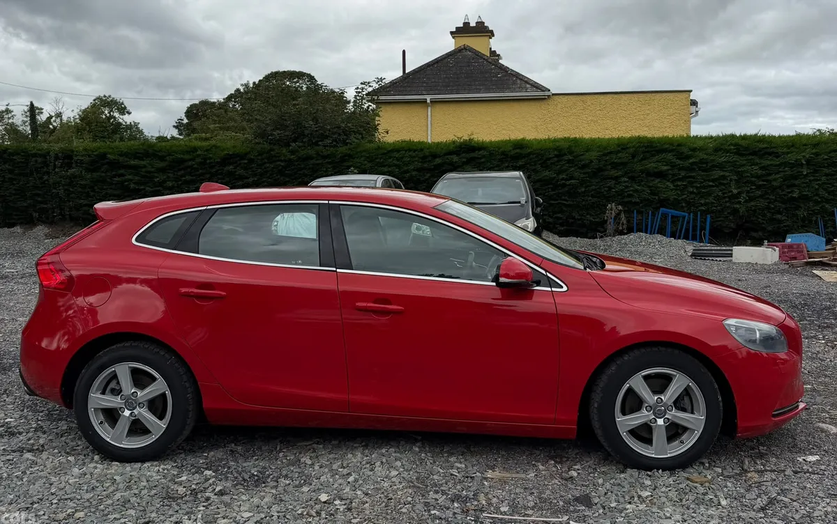 Volvo V40 Hatchback, Petrol, 2014, Red