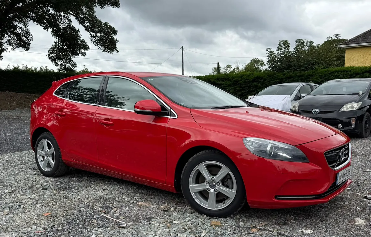 Volvo V40 Hatchback, Petrol, 2014, Red