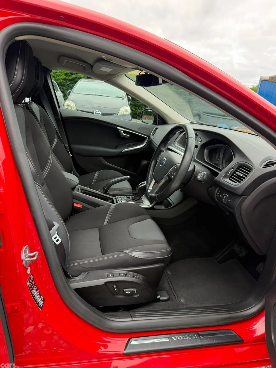 Volvo V40 Hatchback, Petrol, 2014, Red