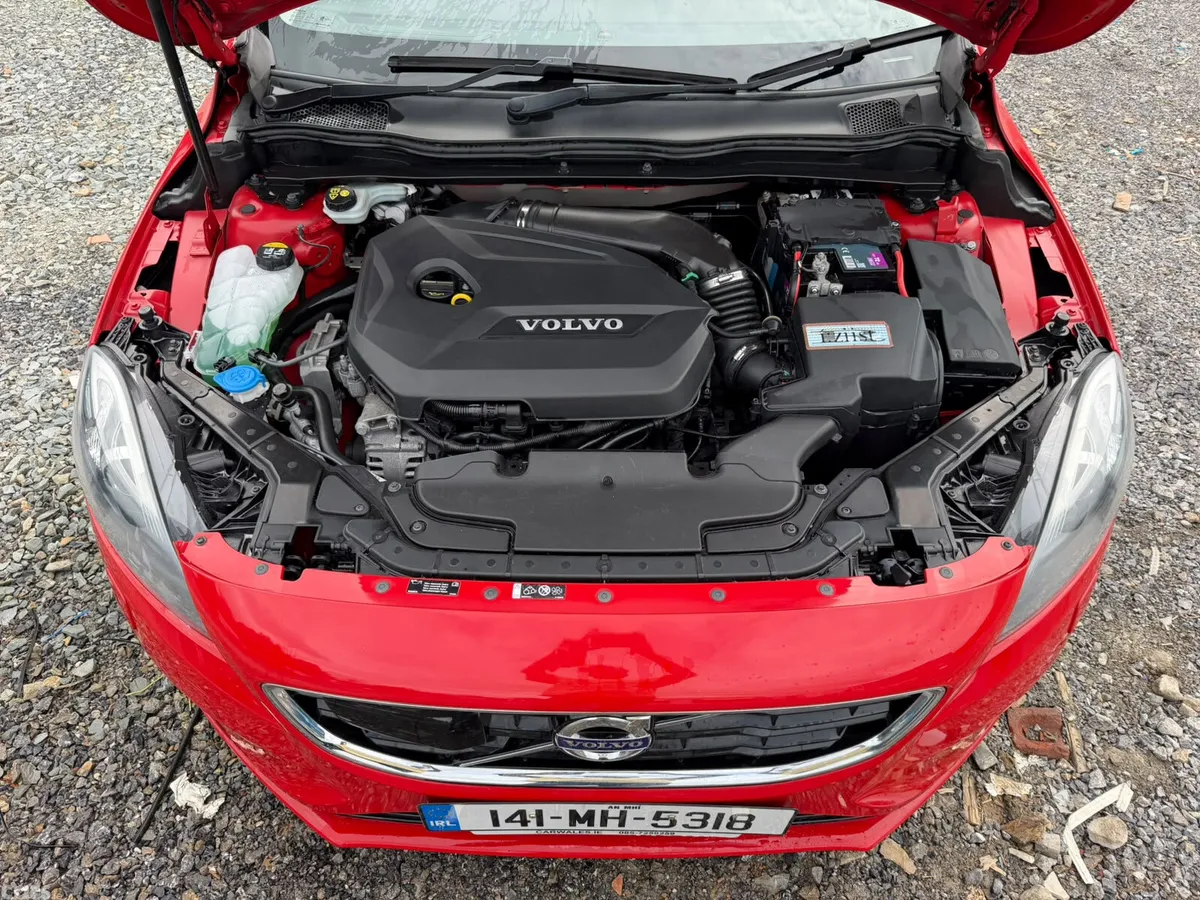 Volvo V40 Hatchback, Petrol, 2014, Red