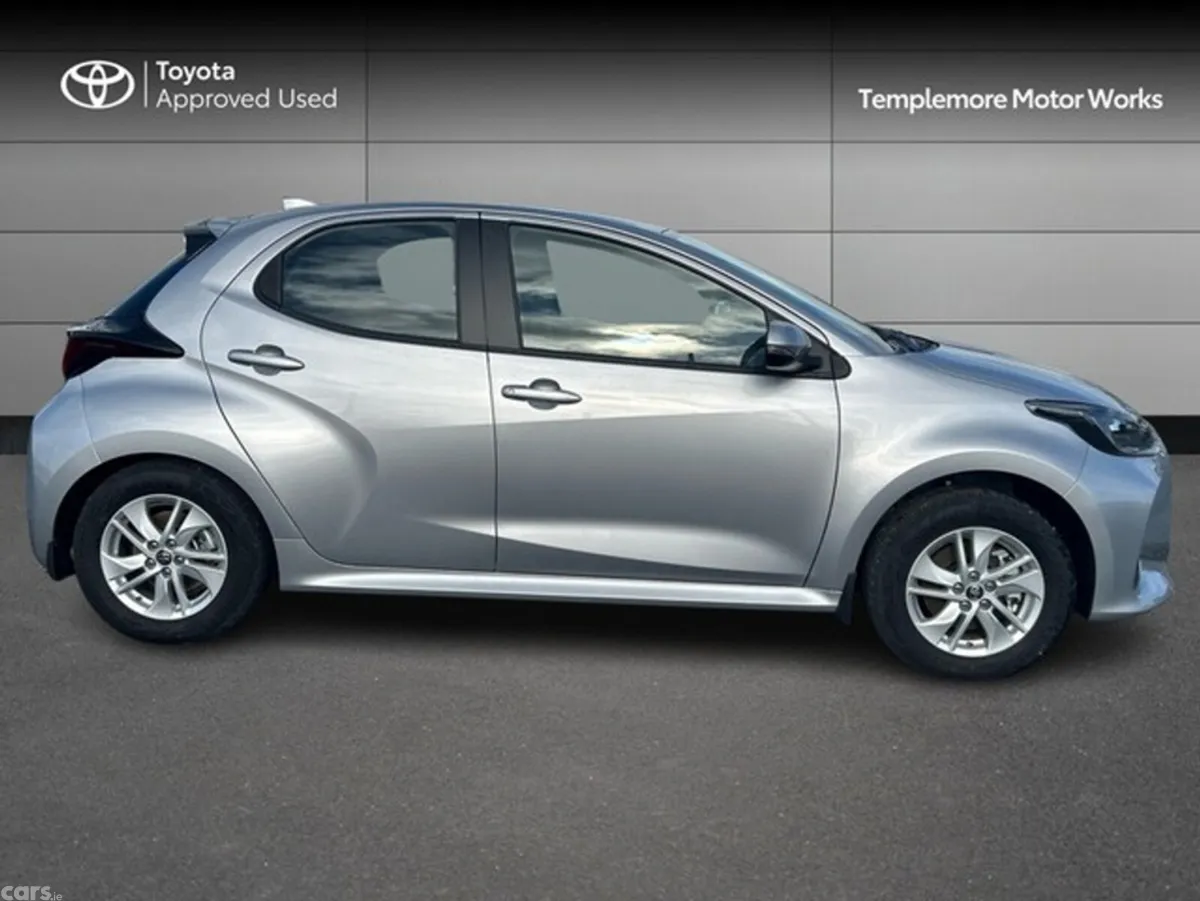 Toyota Yaris Hatchback, Petrol Hybrid, 2024, Silver