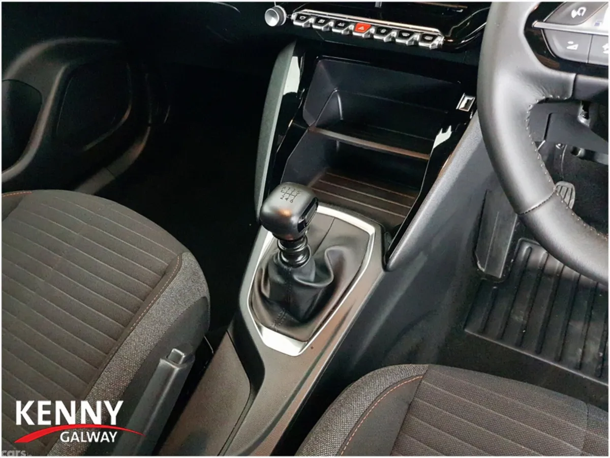 Peugeot 2008 MPV, Petrol, 2023, White